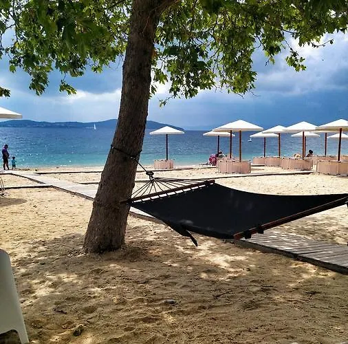 Отель Akrathos 4*